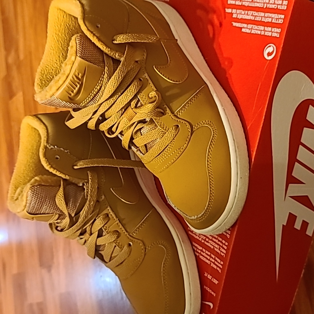 WNMS NIKE EBERNON MID SE